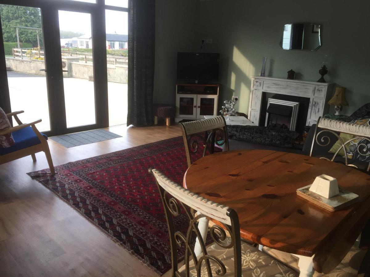 Cosy Rural Self Catering Annex Apartment แมกเฮอราเฟลท์ ภายนอก รูปภาพ